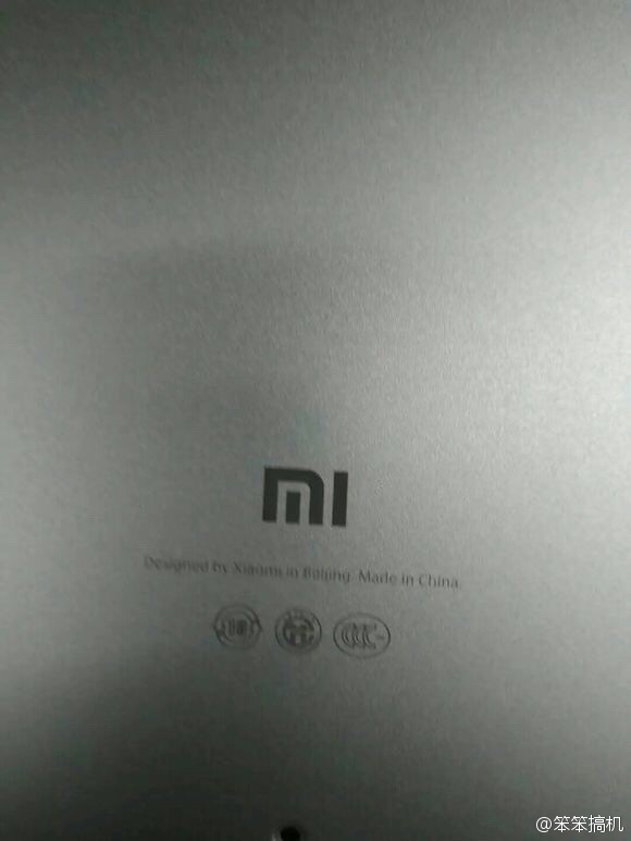 小米筆記本？看樣子面板是鋁模具